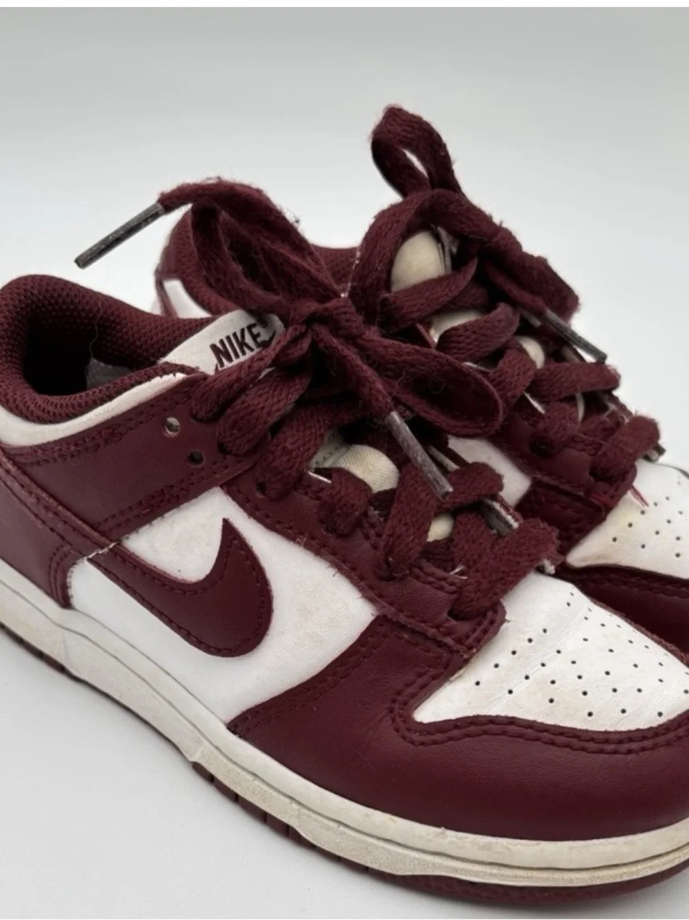 Nike Kids Low-Top Sneakers in Maroon and White